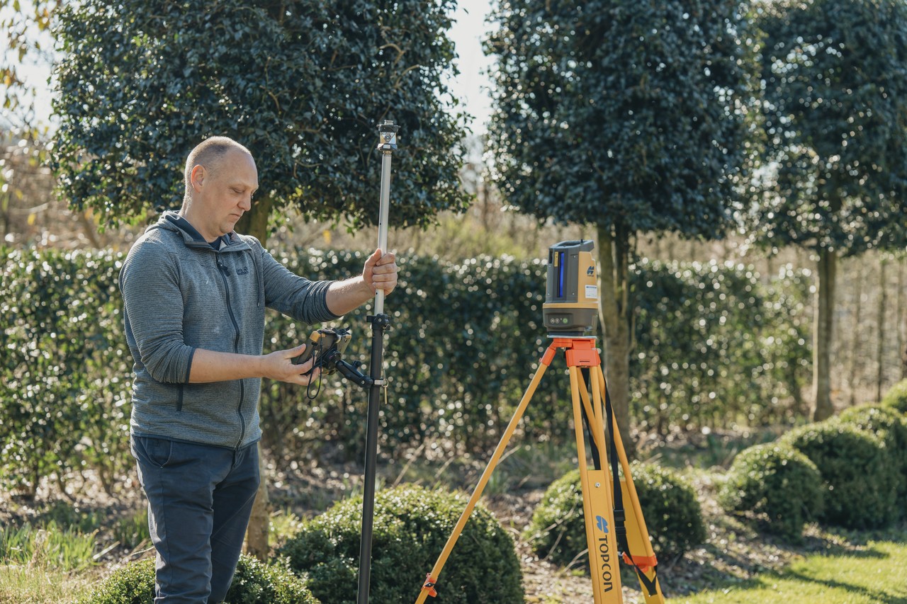 Alles begint met een degelijke opmeting. We meten alles digitaal in en vullen aan met een inventarisatie van de struiken en planten
