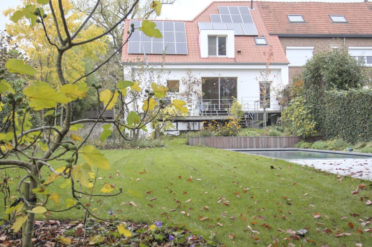 Landschappelijke tuin met zwembad en heerlijke zitrand op hellend terrein - atelier b2