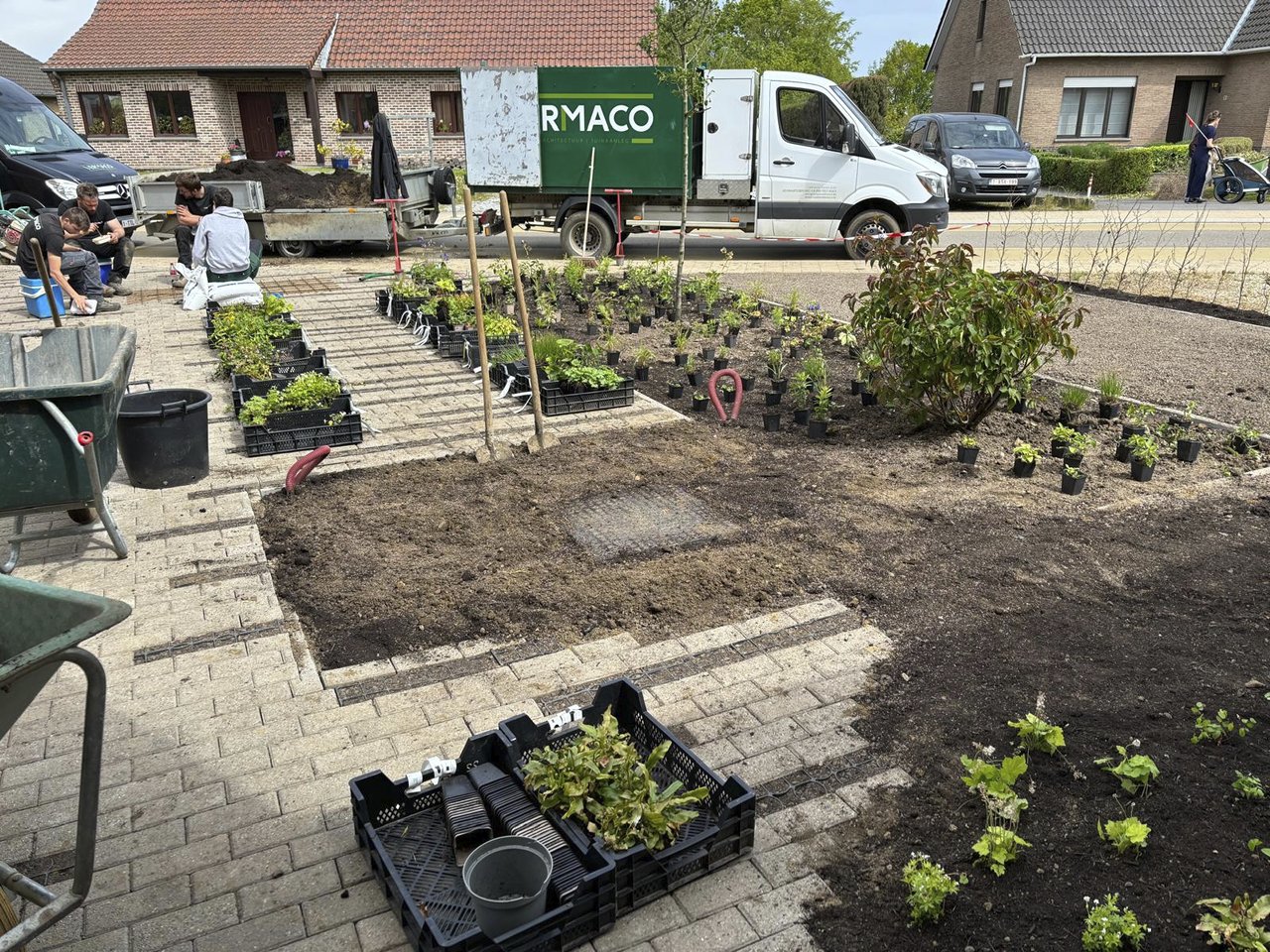 Aanplantfase van een groene functionele oprit - atelier b2