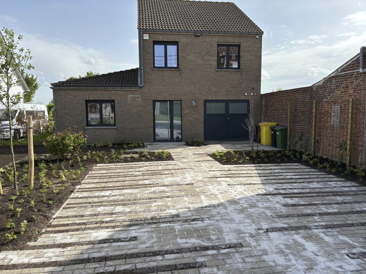 Groene functionele oprit in Ottenburg met groene voegen - atelier b2