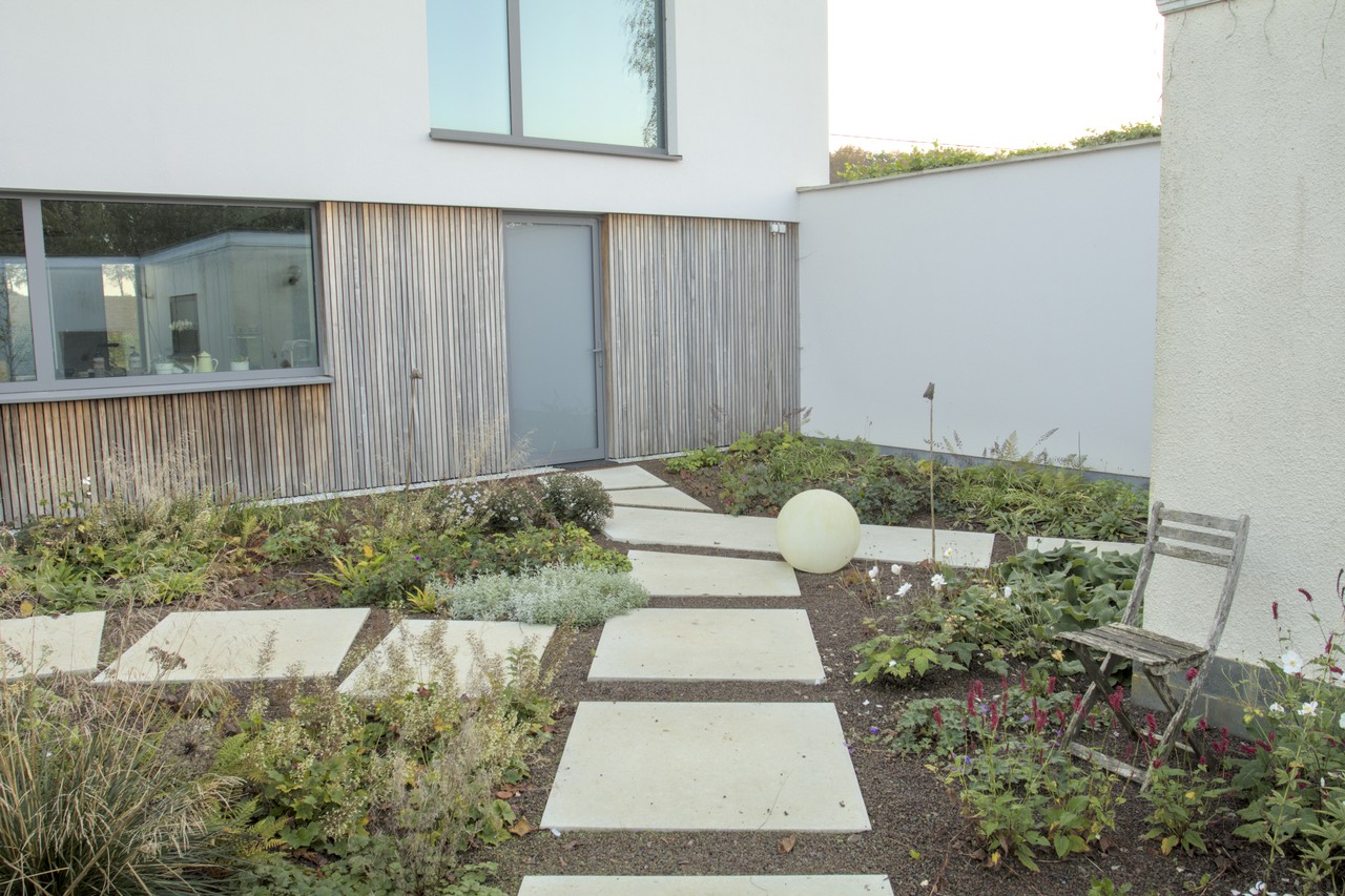 Prarietuin met creatieve stapstenen in beton doorheen gevarieerde prairiebeplanting - atelier b2
