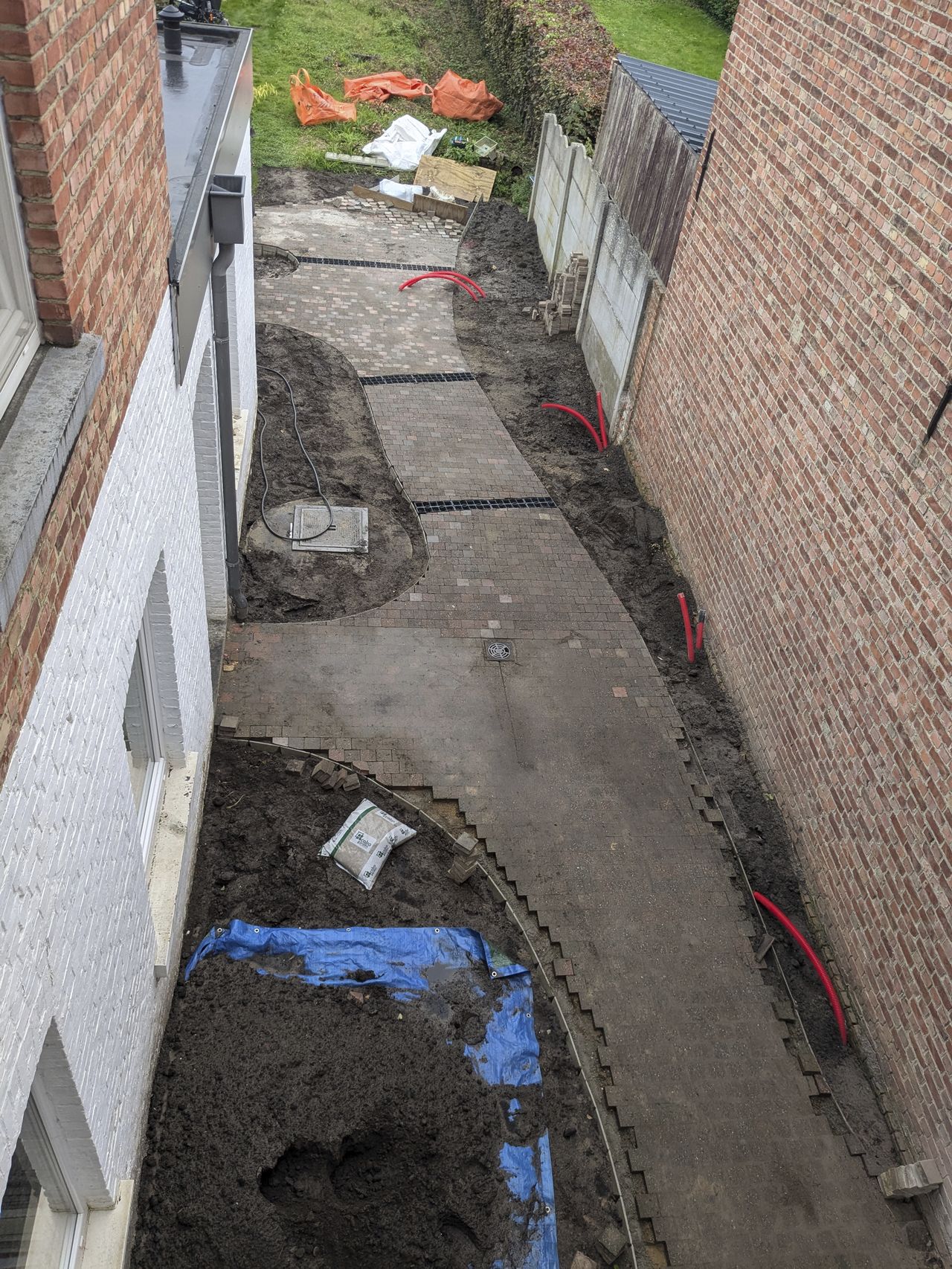 Aanleg slingerpaden voor een gezellige smalle gezinstuin met groene jungle koer - atelier b2